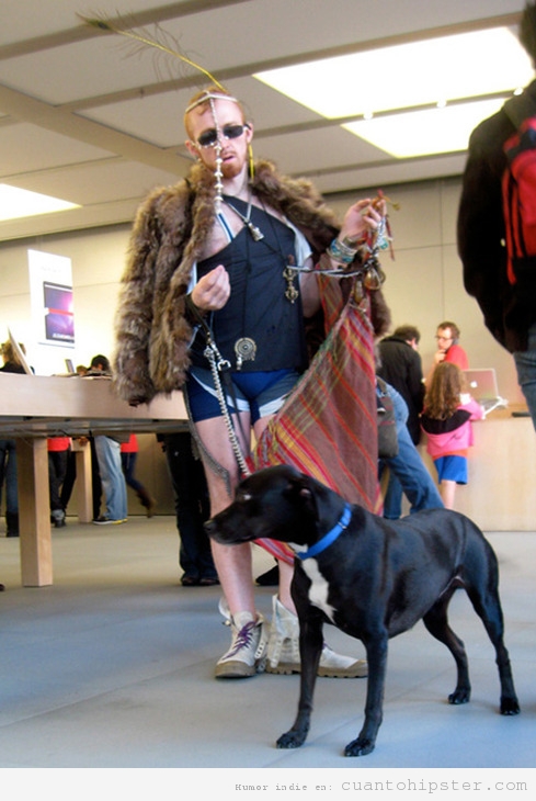 Chico con look hipster hortera, pantalón de ciclista en la Apple Store