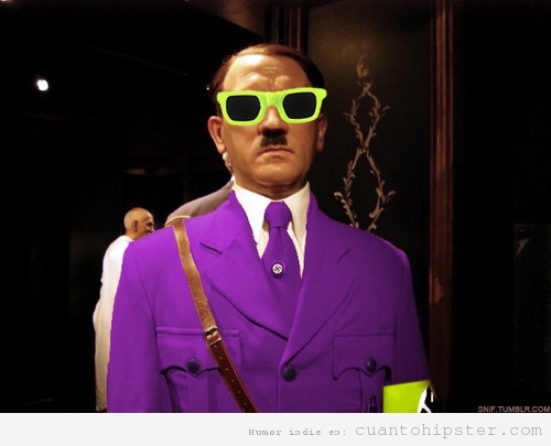 Hitler en el museo de cera vestido de hipster