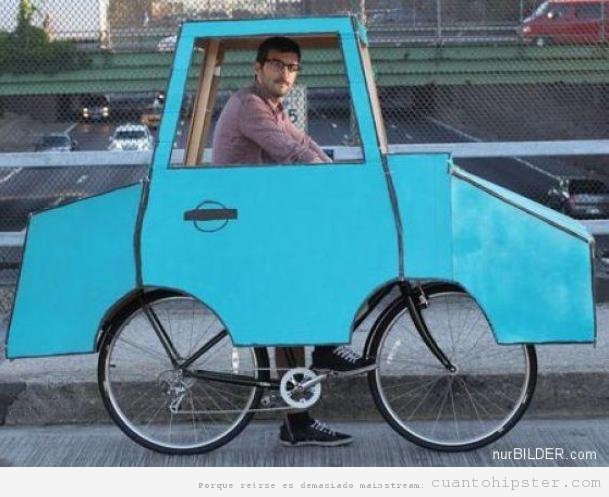 Hipster en bici con chasis de coche