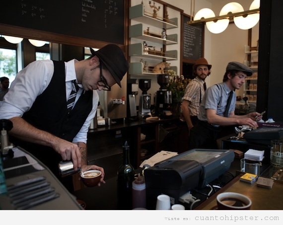 Baristas vestidos retro hipster trabajando en un café 