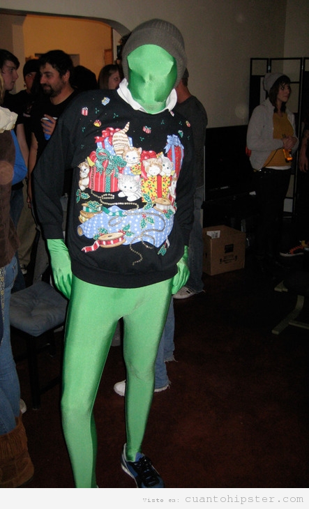 Chico con ropa hipster, malla de cuerpo entero verde y sudadera de gatos