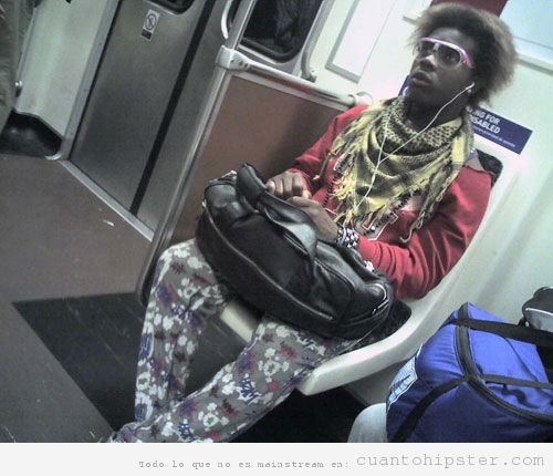 Hipster negro en el metro vestido con ropa hortera y sentado en el asiento reservado 