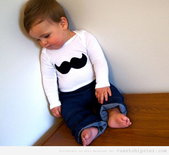 Bebé hipster con camiseta moustache