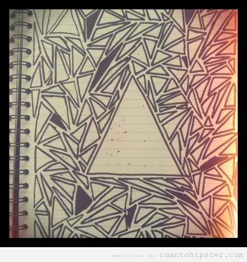 Cuaderno lleno de triángulos de un hipster estudiando