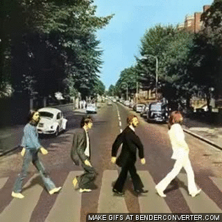 Gif de The Beatles cruzando contentos Abbey Road