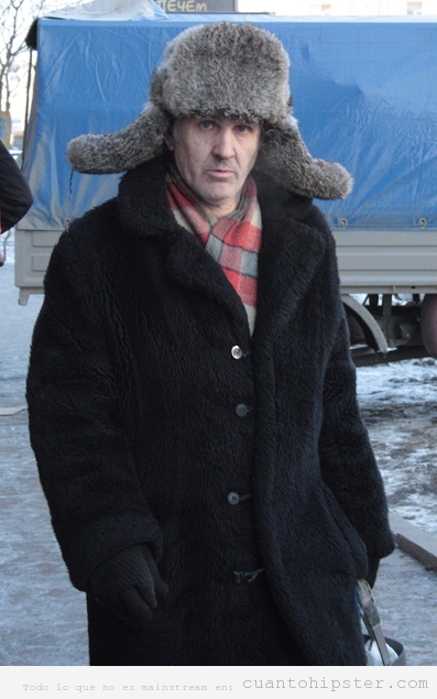 Señor ruso con ropa hipster de invierno