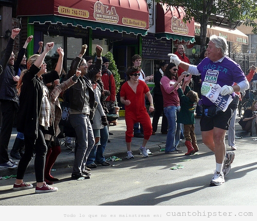 Carrera maratón en Brooklyn llena de hipsters corriendo