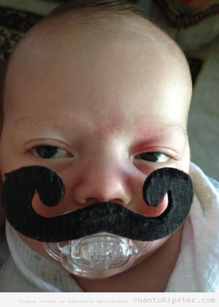 Bebé con un chupete con un bigote hipster