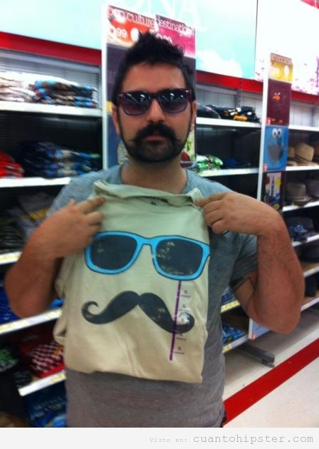 Chico con gafas de sol y moustache hipster encuentra una camiseta igual que su cara