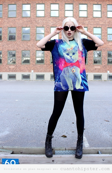 Chica con un look hipster y una camiseta de gato