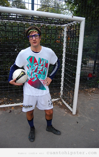 Hipster vestido de futbolista con look retro