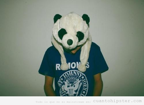 Chico hipster con camiseta The Ramones y cabeza de oso panda