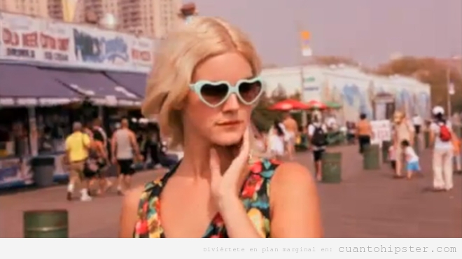 Lana del Rey en un anuncio hipster con gafas en forma de corazón antes de la cirugía estética