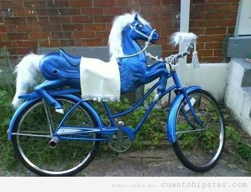 Bici hipster tuneada con un caballito de color azul