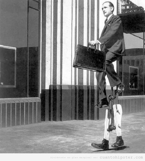 Foto antigua y retro en blanco y negro bizarra, un hombre sobre piernas de plástico a pedales