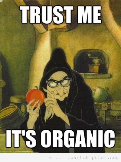 Meme hipster, la madrastra de blancanieves disfrazada de bruja ofrece una manzana orgánica