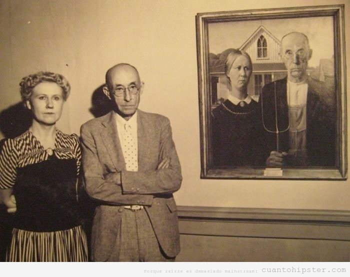 Foto real de los protagonistas, un matrimonio de granjeros, de American Gothic de Grant Wood ante el cuadro