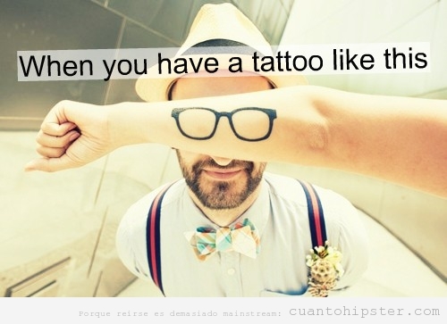 Tatuaje hipster de unas gafas de pasta en el antebrazo