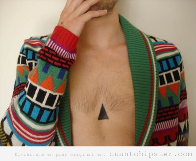 Chico hipster con chaqueta de estampado geométricos de colores y tatuaje de triángulo