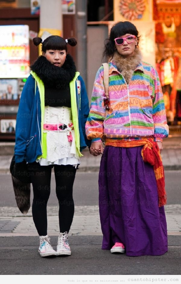 Dos chicas japonesas con look hipster bizarro