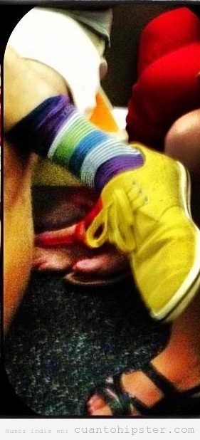 Calcetines de colorines y zapatillas amarillas