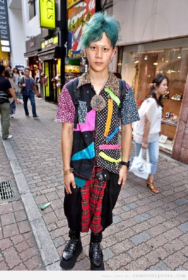 Hipster japonés con look ochentero moderno
