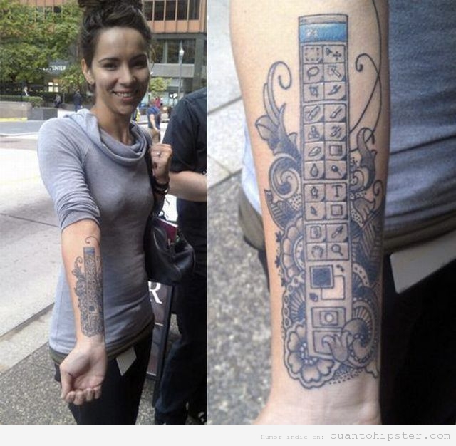 Chica moderna con la barra de herramientas del Photoshop tatuada en el brazo