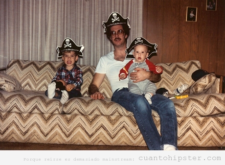 Foto retro de un padre hipster con sus hijos en los años 80