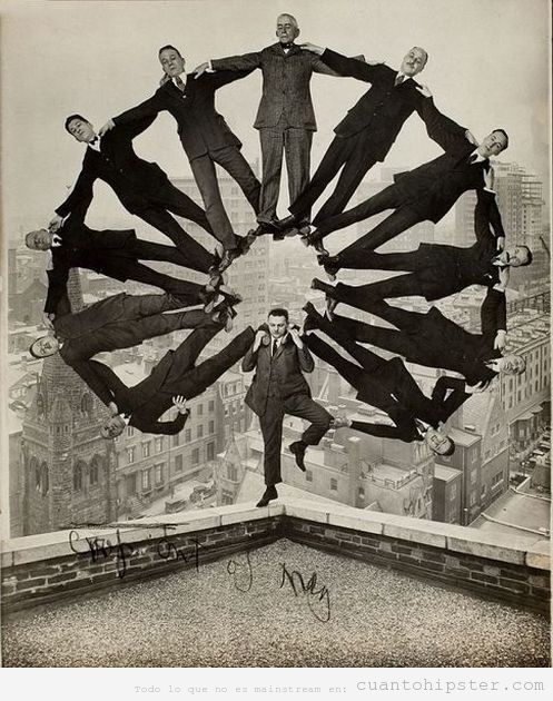 Foto antigua retocada de una rueda hecha con hombres