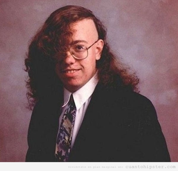 Foto antigua de un chico hipster en un anuario