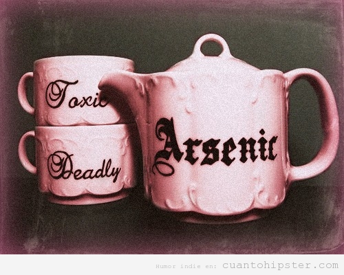 Tetera que pone Arsenic y tazas de té que ponen Toxic y Deadly