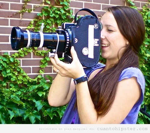 Chica hipster filmando con una cámara Bolex