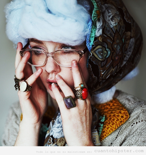 Chica hipster vestida como un abuela rusa