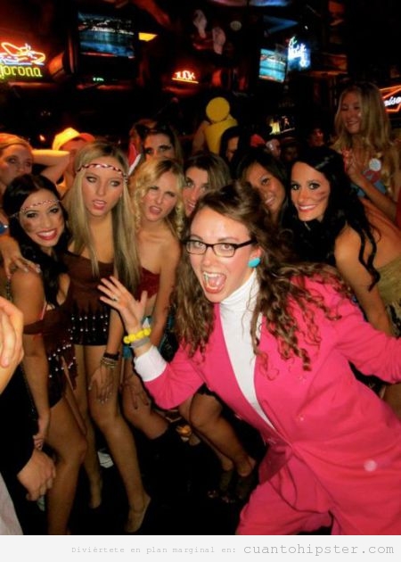 Chica hipster con traje retro jode la foto a unas chicas en la discoteca