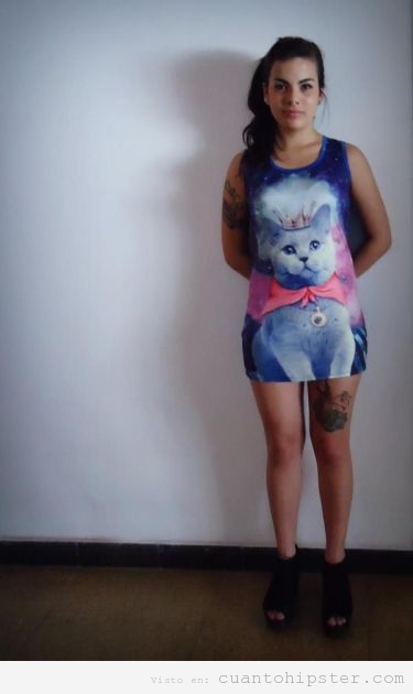 Chica con look hipster y vestido de un gato rey cósmico