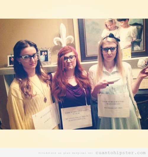 Chicas disfrazadas de Princesas Disney Hipsters en Halloween