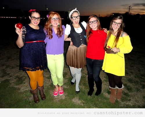 Grupo Chicas disfrazadas de Princesas Disney Hipsters en Halloween
