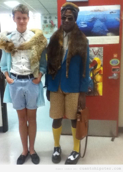 Dos chicos de instituto vestidos con look hipster ridículo