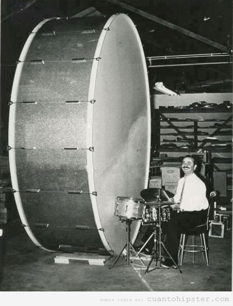 Foto retro y bizarra de un hombre tocando una batería gigante