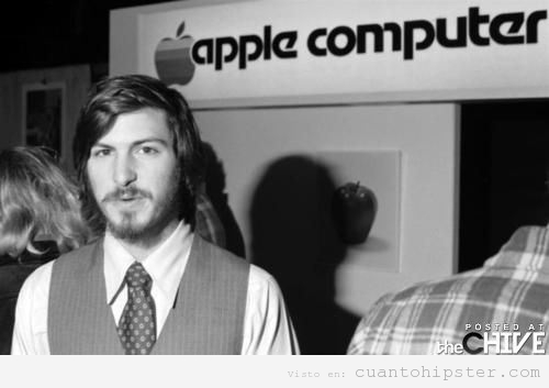 Steve Jobs en una tienda de Apple cuando era joven con look hipster