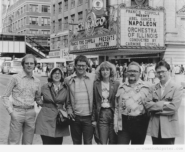 Foto antigua de un grupo de jóvenes beatniks en un cine de Chicago viendo Napoleon de Coppola