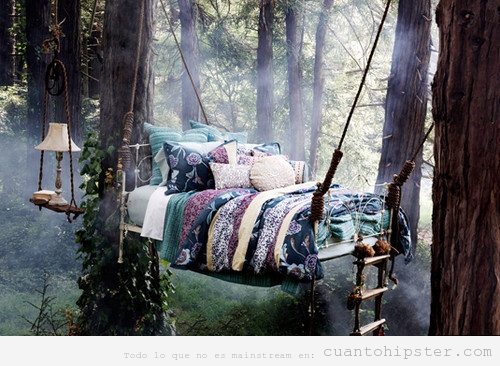 Imagen bonita de una cama que cuelga de un árbol