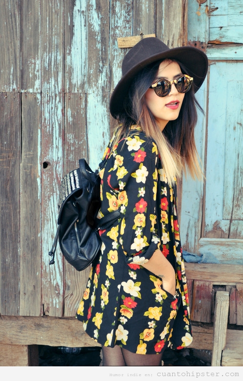 Imagen de una chica con ropa hipster, gafas de sol y sombrero