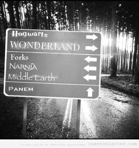 Señal de tráfico en el bosque con direcciones para ir a Narnia, Wonderland, Middle Earth, Howarts