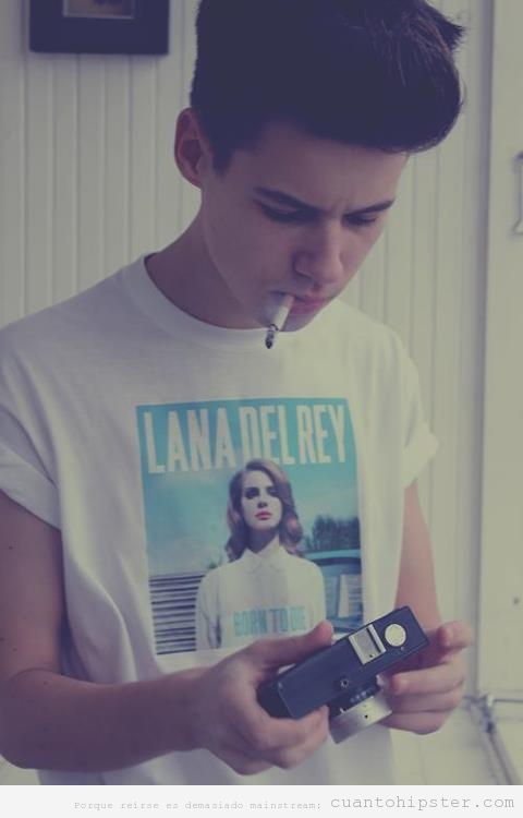 Chico look hipster con camiseta Lana del Rey