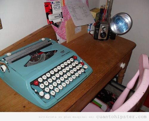 Escritorio con máquina de escribir antigua y cámara antigua 