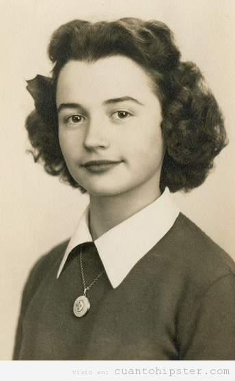 Foto de estudio antigua de una mujer en los años 50