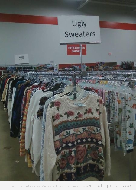 Foto de una tienda con jerseys vintage con un cartel que dice Ugly Sweaters