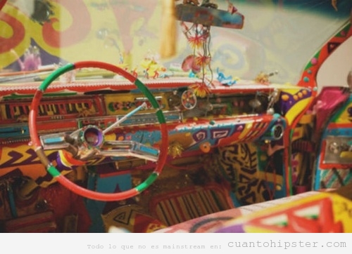 Foto del interior de un coche tuneado estilo hippie
