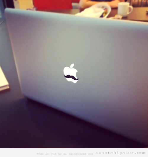 Ordenador MAC con pegatina de bigote moustache hipster en la manzana